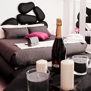 Two Chic Rom